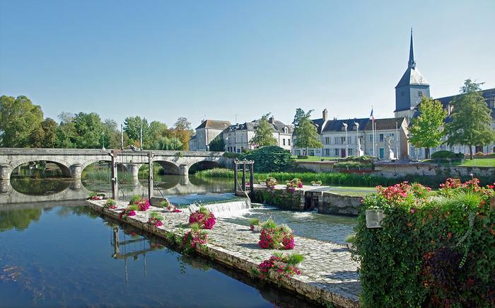 ROMORANTIN - Immobilier - CENTURY 21 Sologne Immobilier - pont sur la Sauldre et église Saint-Etienne